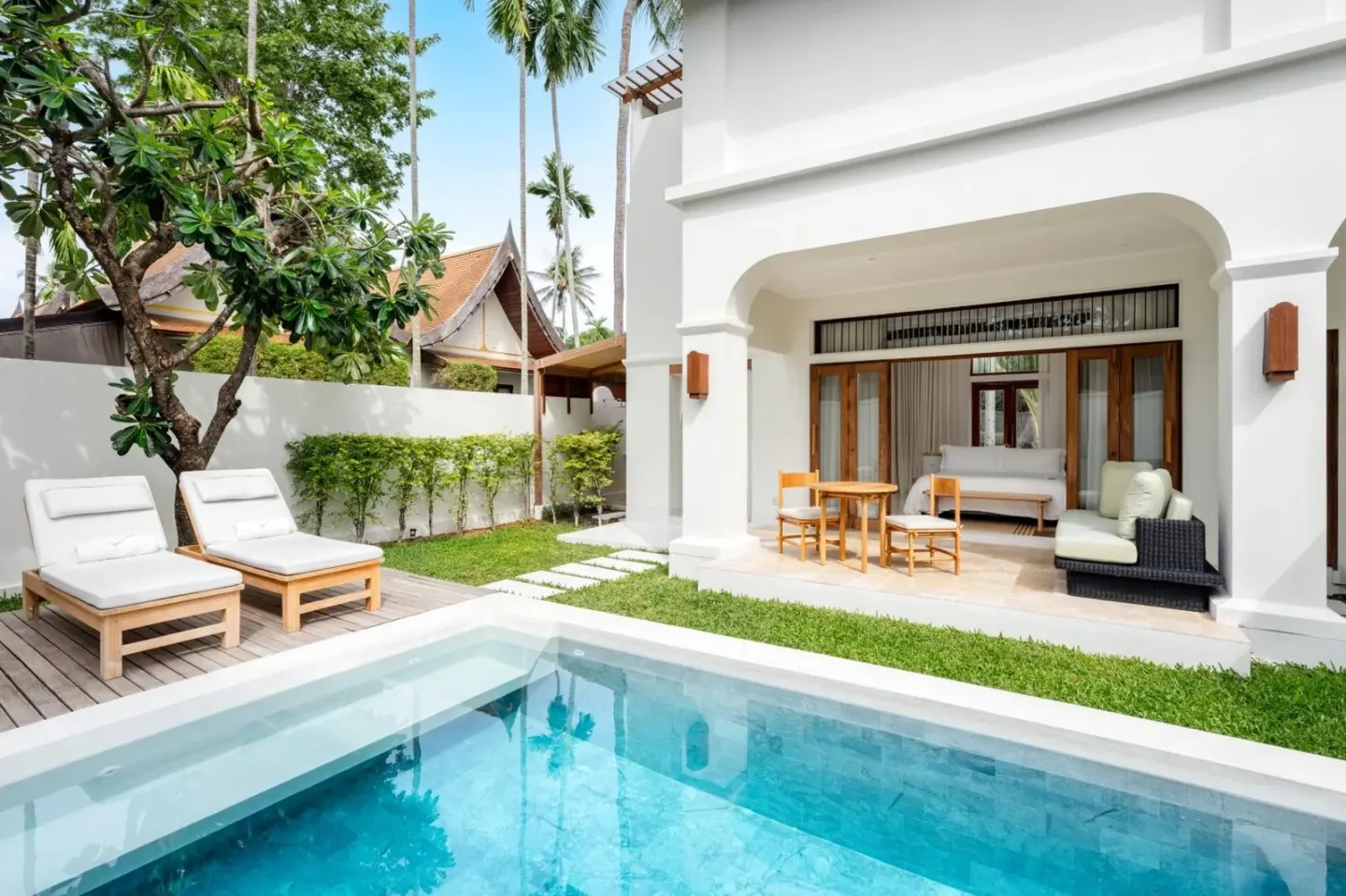 Espace piscine privée dans une villa du SALA Samui Choengmon Beach Resort