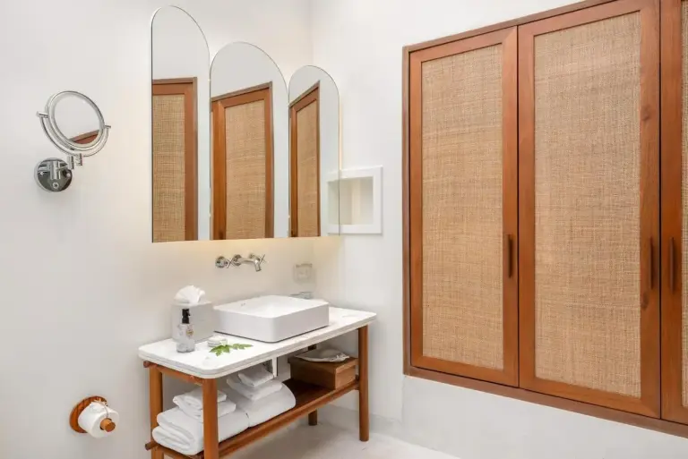 Espace coiffeuse dans la salle de bains au SALA Samui Choengmon Beach Resort