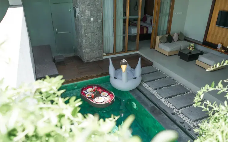 Expérience de dîner au bord de la piscine à Samaja Villas Seminyak