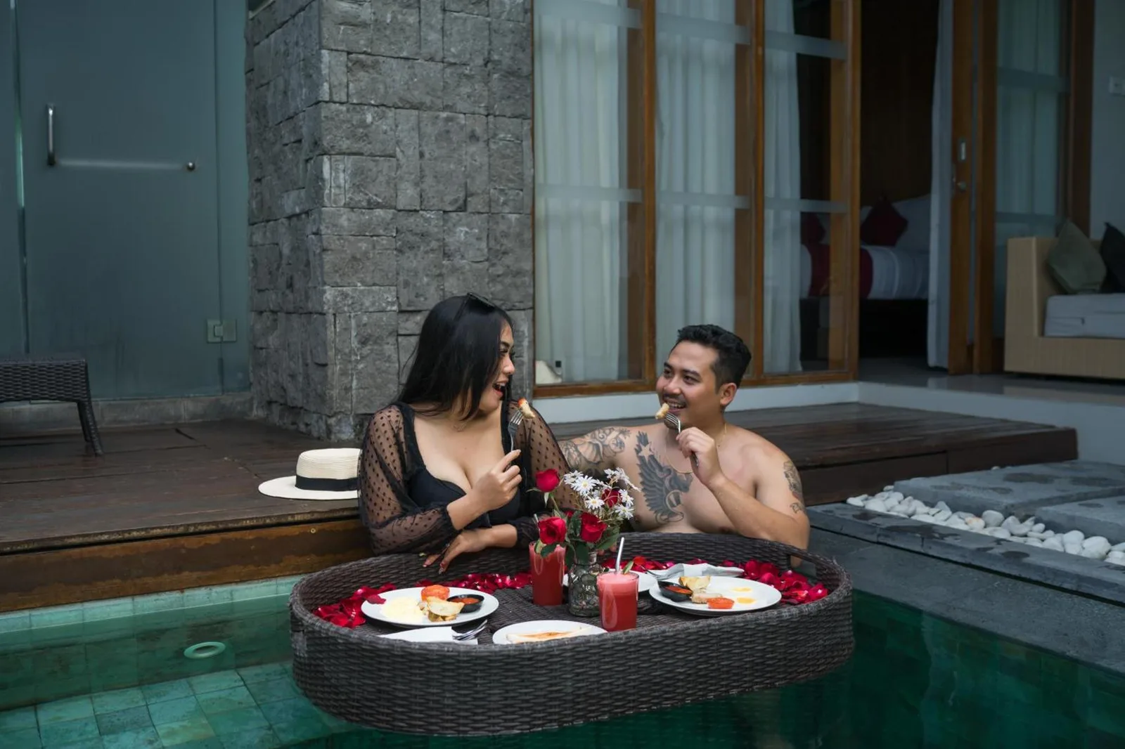 Petit-déjeuner romantique installé dans la piscine à Samaja Villas Seminyak
