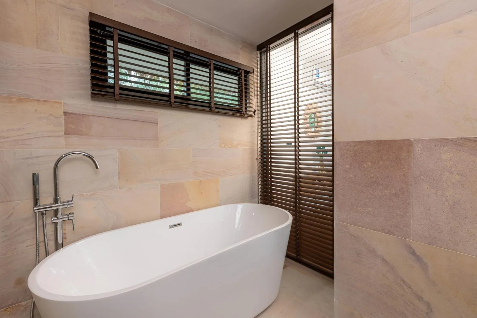 Baignoire élégante dans une salle de bain au Samaraya Wellness Resort à Koh Samui