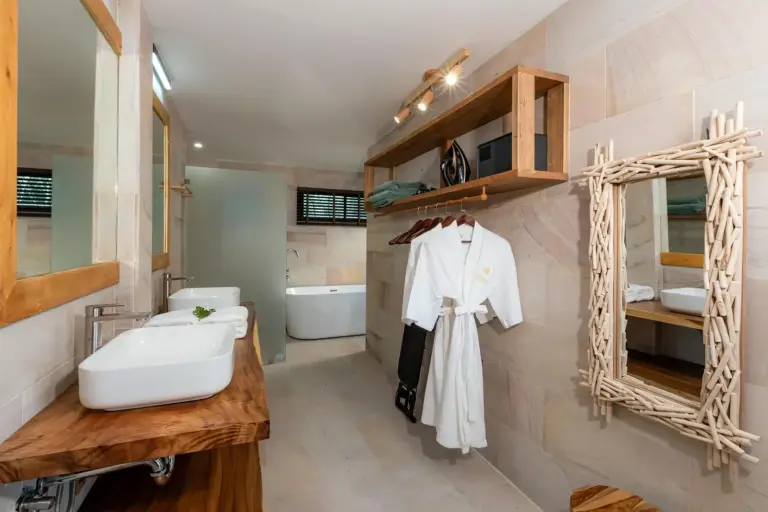 Salle de bain spacieuse au Samaraya Wellness Resort à Koh Samui