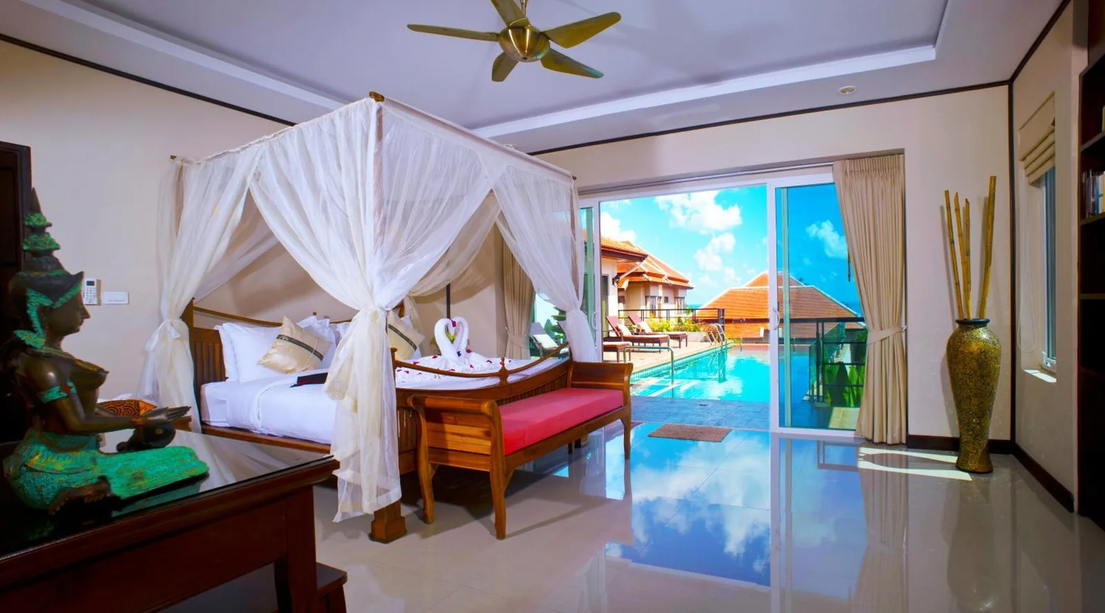 Luxuriöse Schlafzimmersuite der Samui Sunrise Seaview Villa