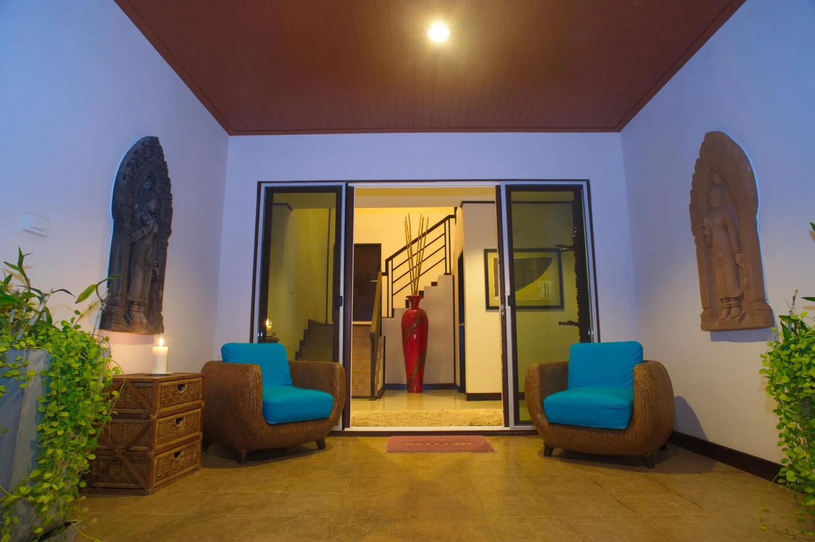 Eingang der Samui Sunrise Seaview Villa mit Sitzgelegenheiten