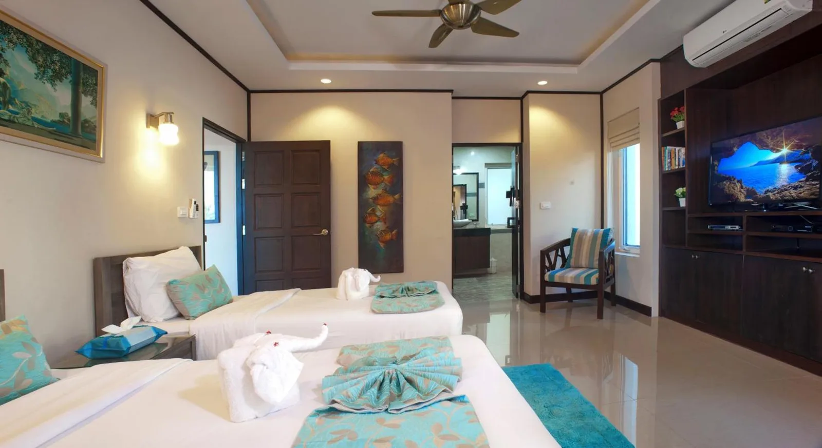 Gästezimmer der Samui Sunrise Seaview Villa mit Betten