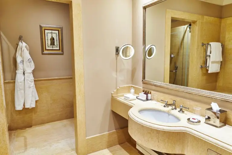 Salle de bain de luxe au San Clemente Palace Venice