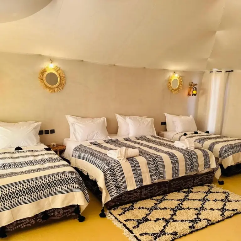 Innenansicht des Dreibettzimmers im Sand Dunes Luxury Camp in Merzouga