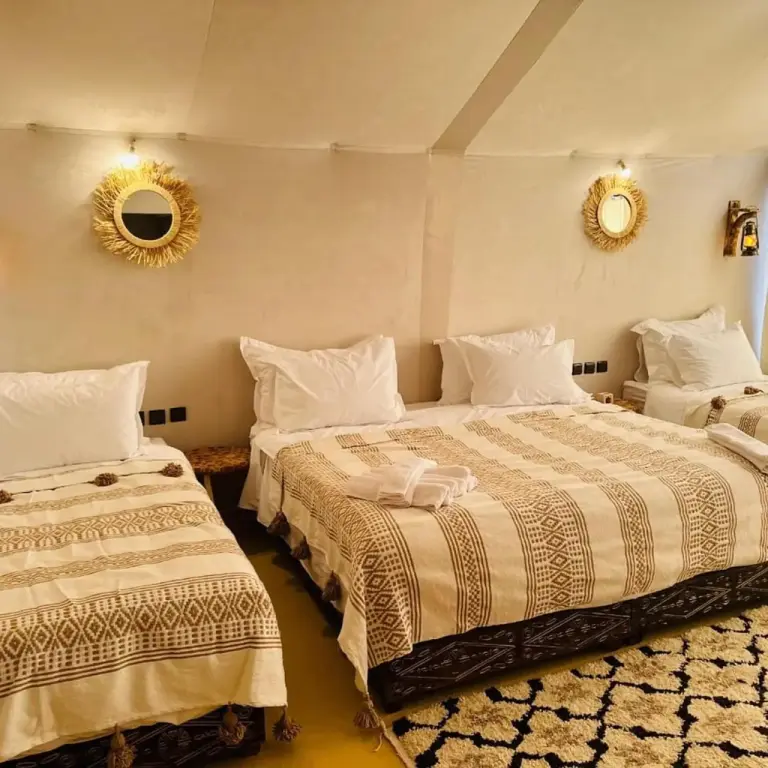 Innenansicht des Dreibettzimmers im Sand Dunes Luxury Camp in Merzouga