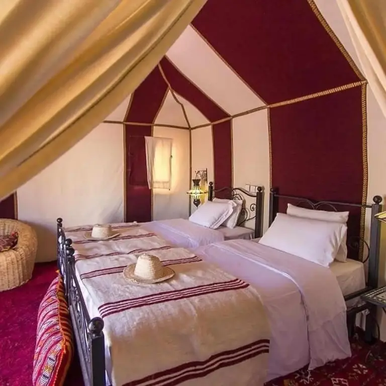 Innenansicht des Zweibettzimmers im Sand Dunes Luxury Camp in Merzouga
