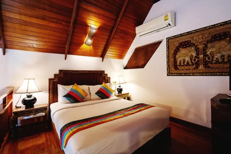 Intérieur de chambre confortable au Sandalwood Luxury Villa Resort