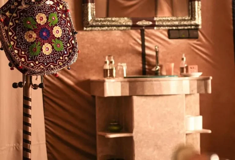 Détails de la salle de bain au Sandrock Luxury Camp à Merzouga
