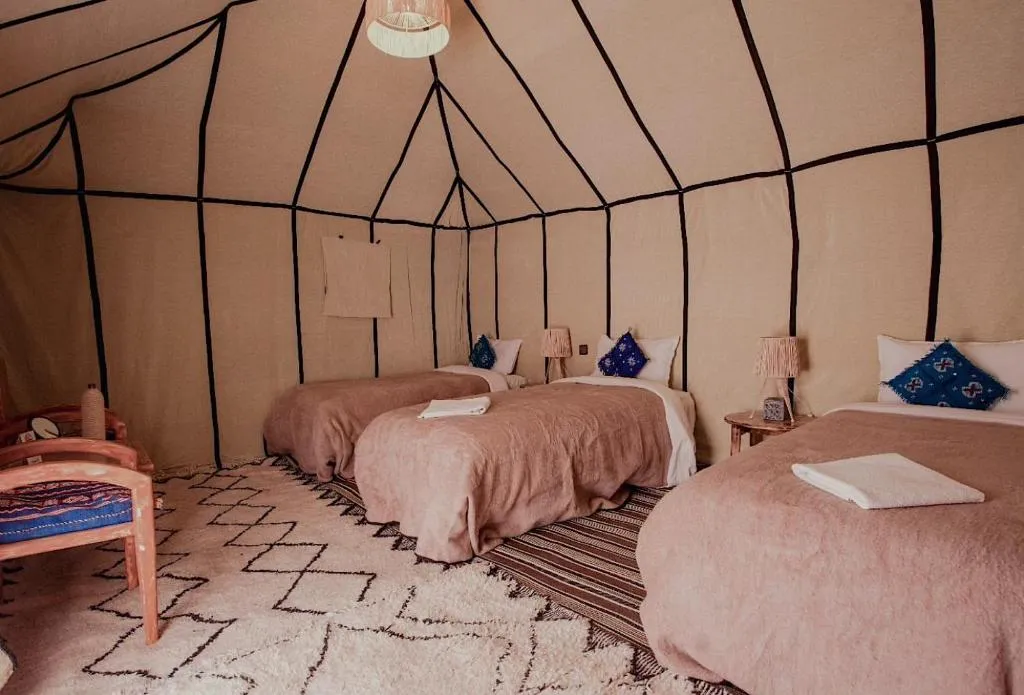 Espace de tente spacieux au Sandrock Luxury Camp à Merzouga
