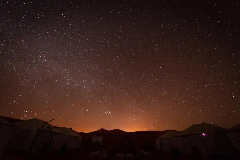 Vía Láctea sobre Sanmao Royal Camp en Merzouga
