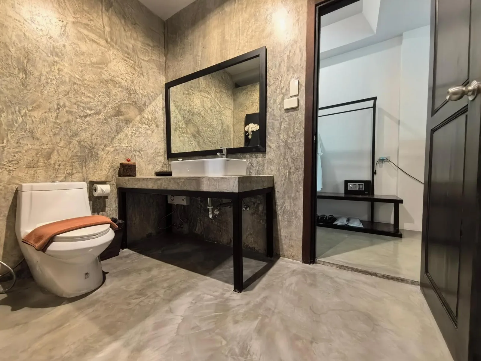 Modern bathroom at Sannot Riverside Boutique Hotel in Chiang Mai