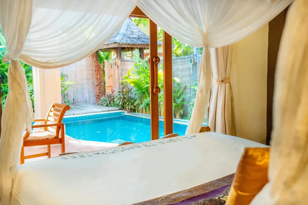 Habitación acogedora en Santhiya Koh Chang Resort con vista a la piscina