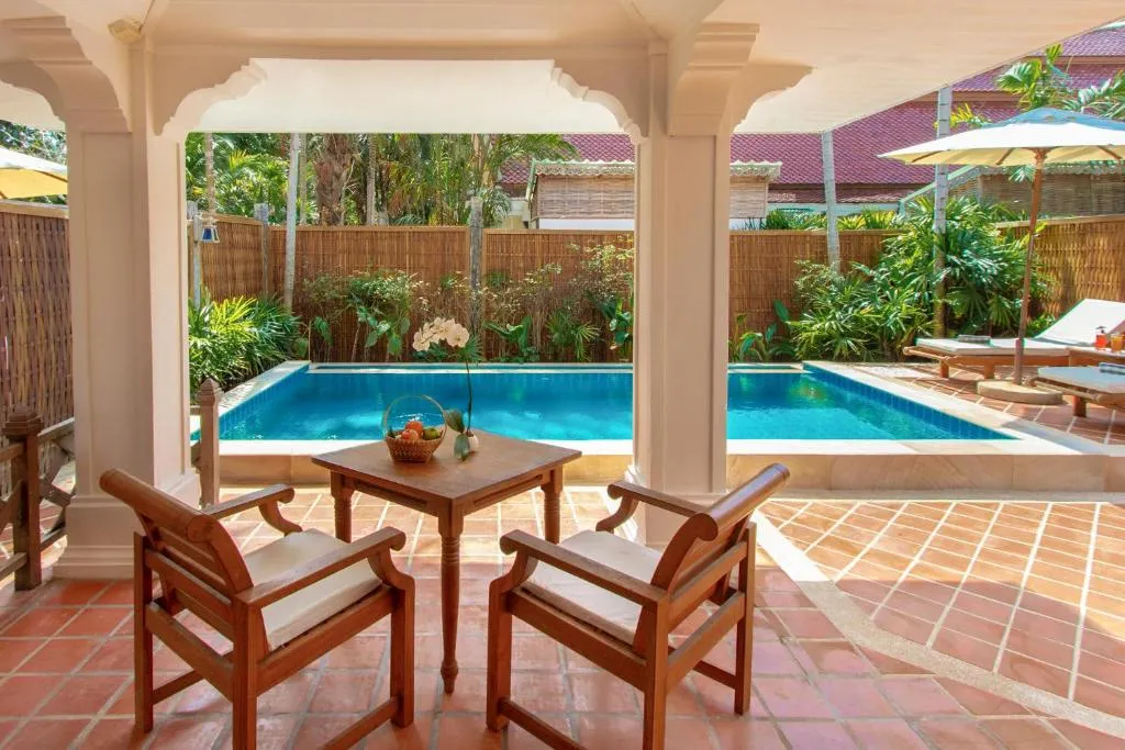 Patio privado con vista a la piscina en Santhiya Koh Chang Resort