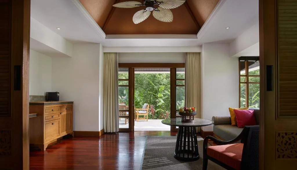 Interieur einer gemütlichen Suite im Santiburi Koh Samui