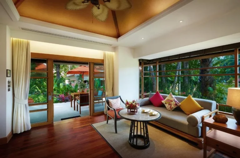Ruhiges Wohnzimmer mit Gartenblick im Santiburi Koh Samui