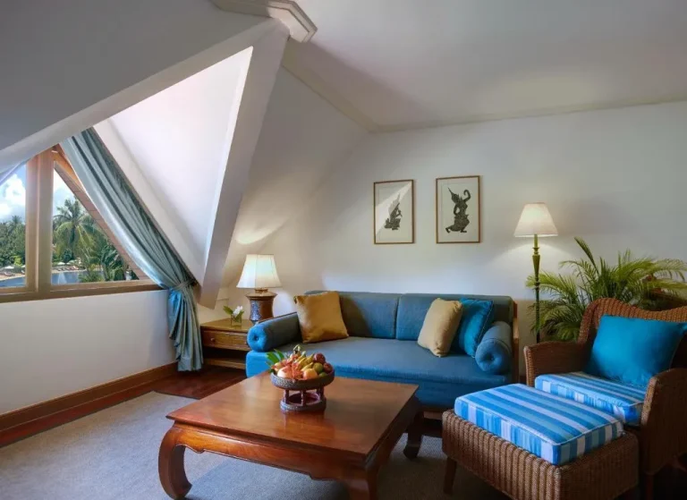 Einladendes Wohnzimmer in der Santiburi Koh Samui Suite