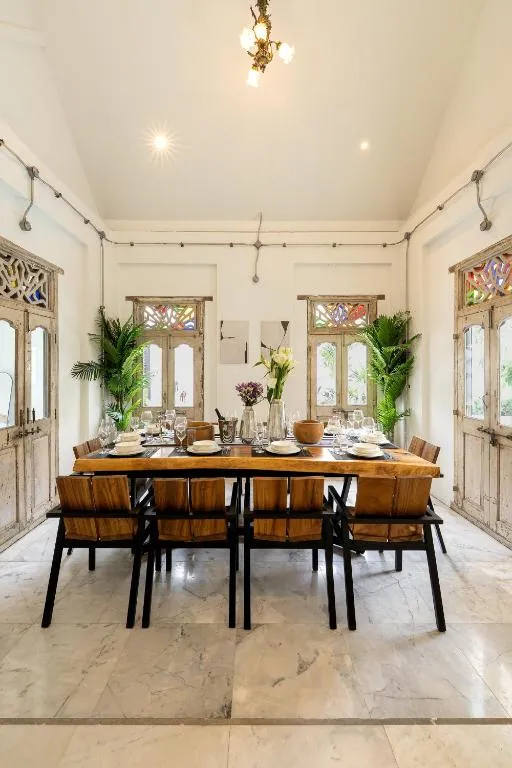 Mesa de comedor elegante en Santitham Pool Villa en Chiang Mai