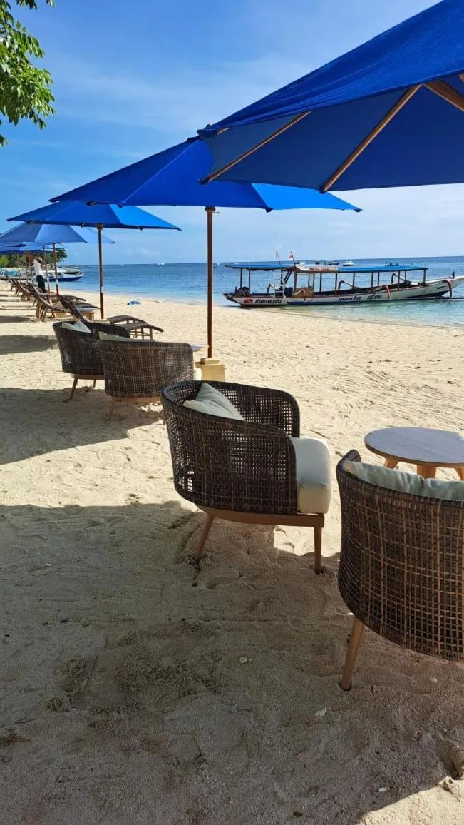 Transats de plage avec parasols au Santorini Resort Gili Air