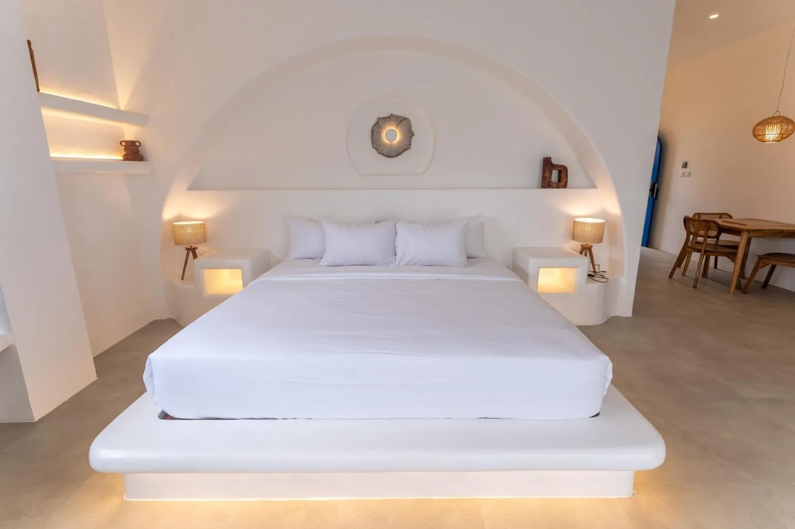 Chambre cosy au Santorini Resort Gili Air avec éclairage doux