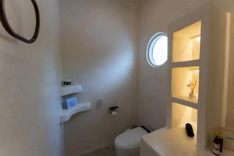 Salle de bains moderne avec fenêtre ronde au Santorini Resort Gili Air