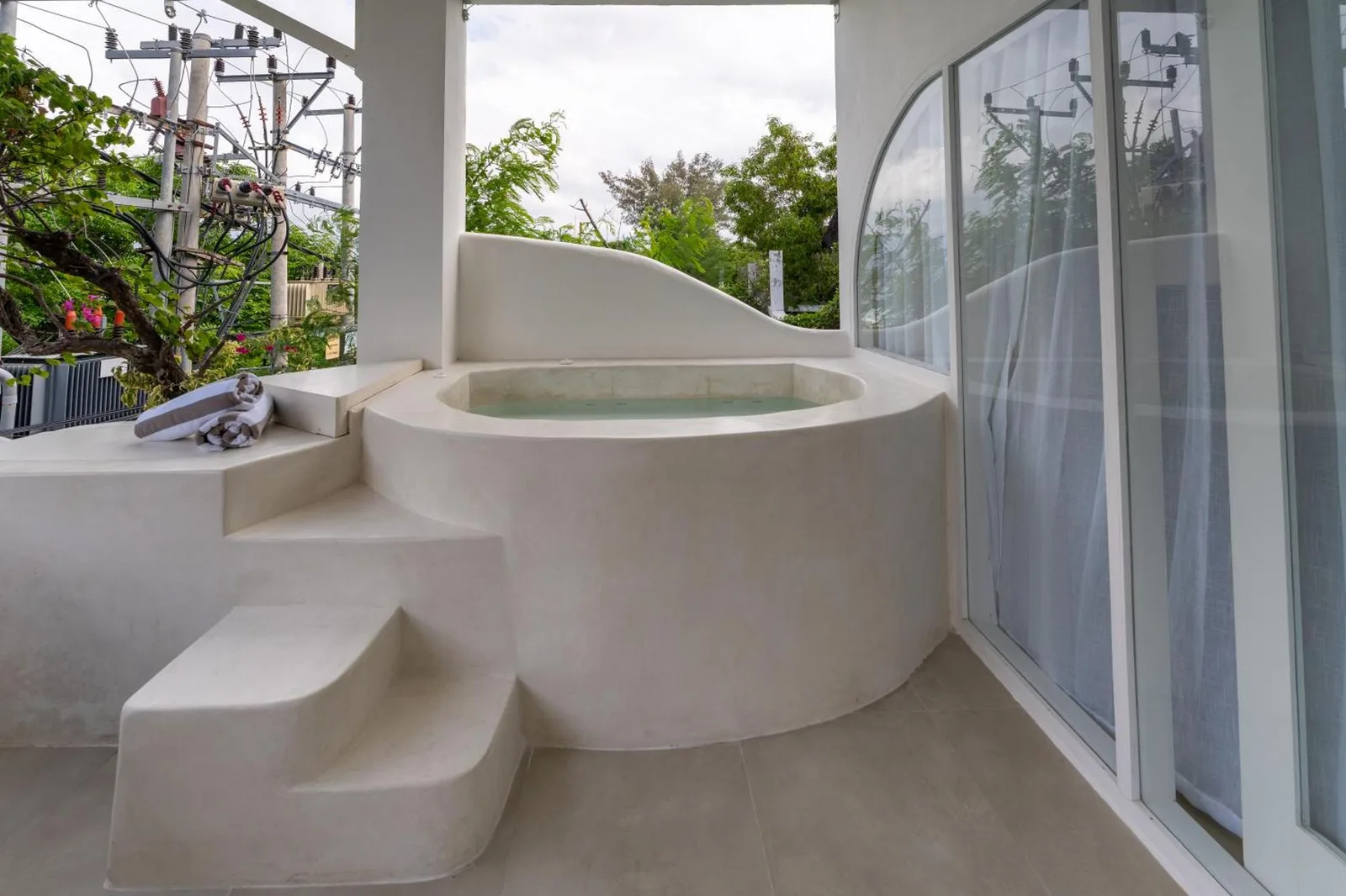 Jacuzzi privé au Santorini Resort Gili Air sur un balcon