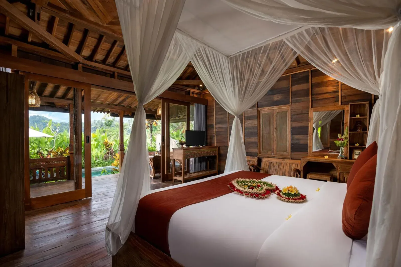 Elegante Schlafzimmersuite bei Santris Villas in Ubud