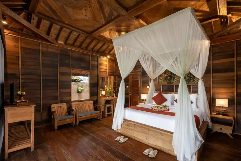 Rustikales Schlafzimmerinterieur bei Santris Villas in Ubud