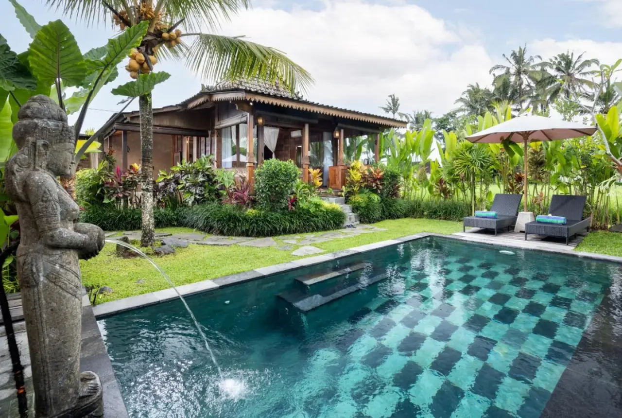 Poolbereich bei Santris Villas in Ubud
