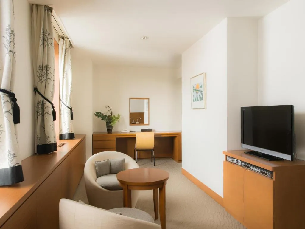 Sapporo Park Hotel business area with desk and TV