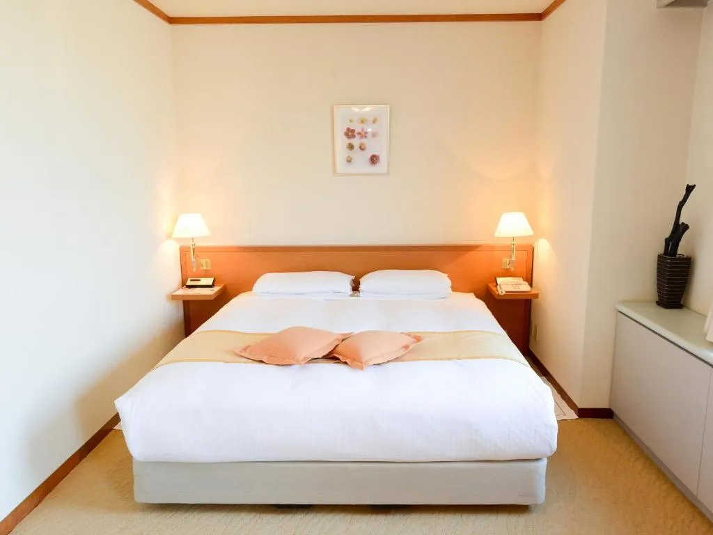 Sapporo Park Hotel double room with bed and lamps
