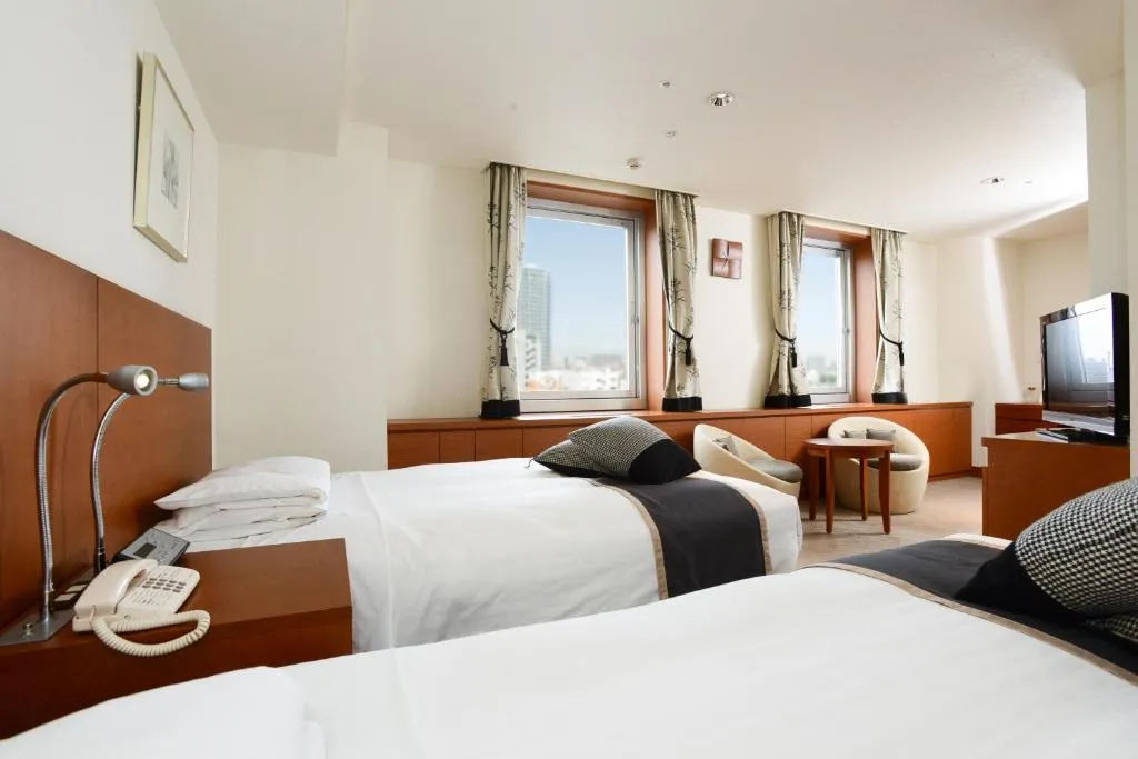 Sapporo Park Hotel twin room with chairs and TV