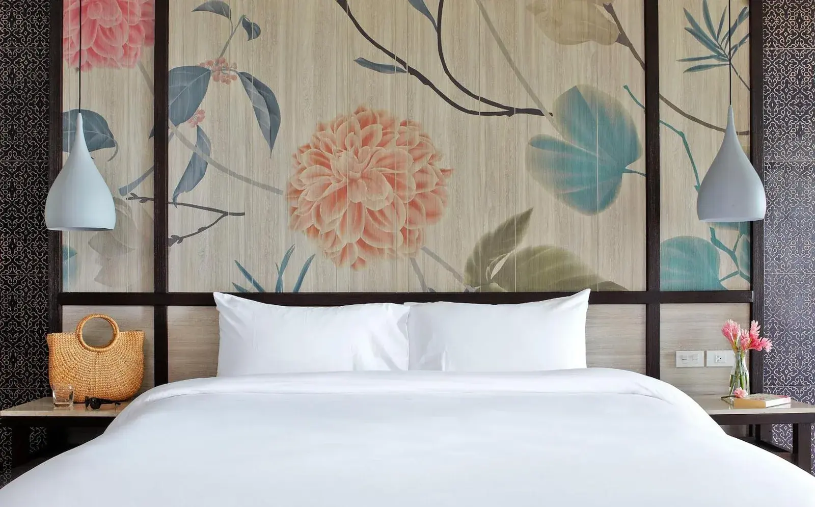 Sareeraya Villas & Suites dormitorio con decoración floral
