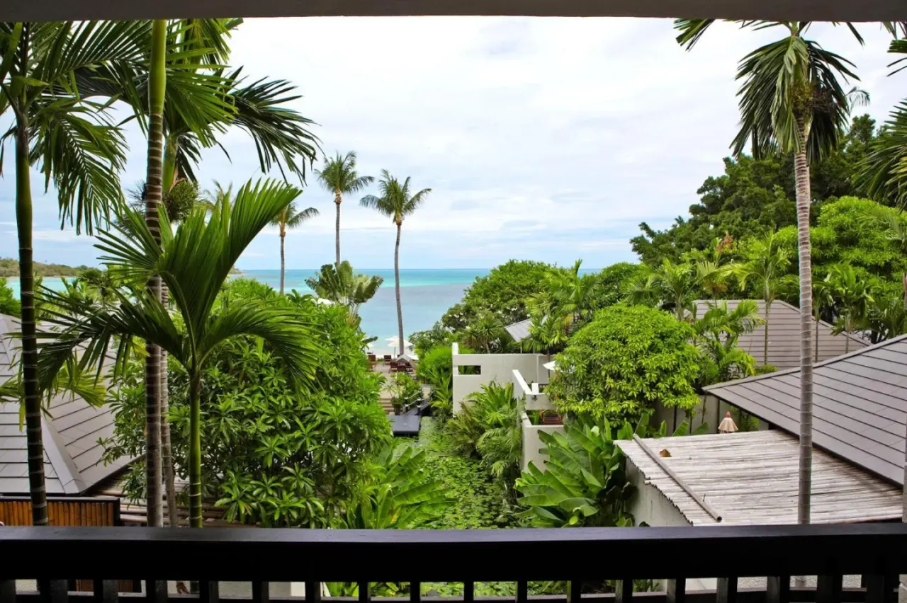 Sareeraya Villas & Suites entorno verde y frondoso