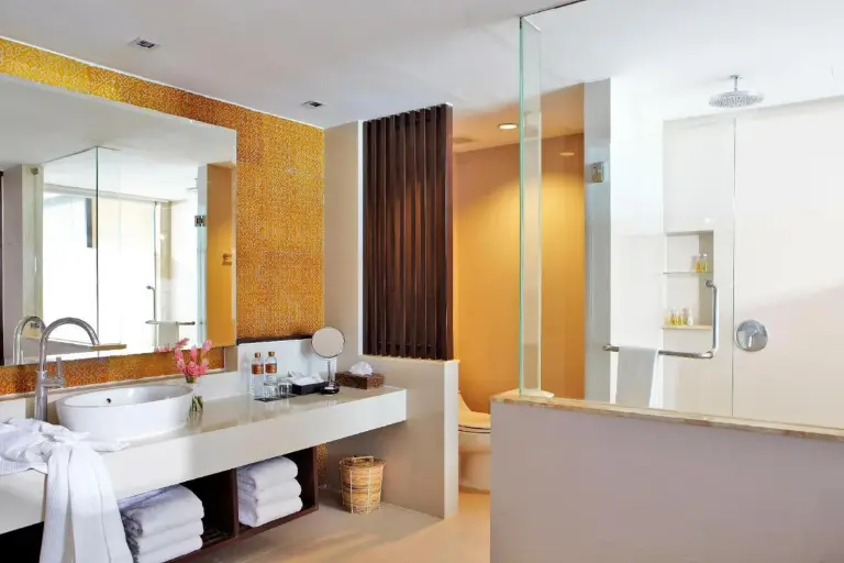 Sareeraya Villas & Suites baño moderno