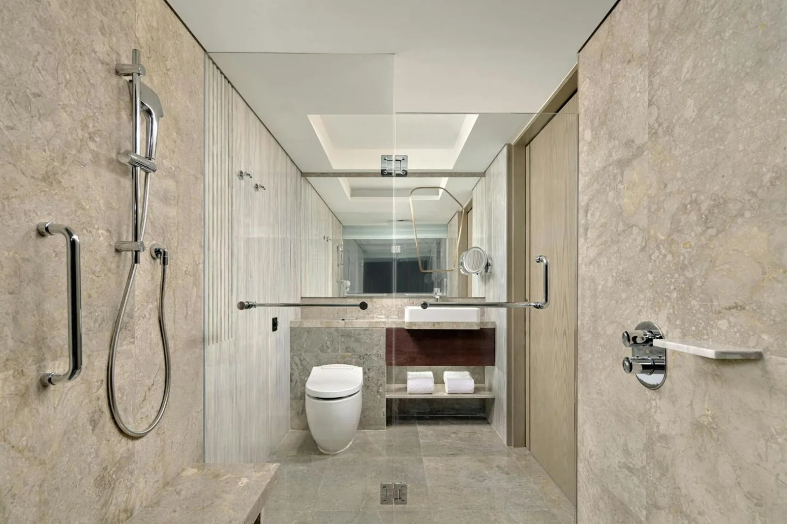 Salle de bains accessible au Sari Pacific Jakarta