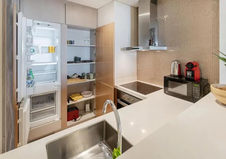 Cocina totalmente equipada en Savis Homes - Damac Paramount Tower A 1BR Ultimate Luxury and Glam Escape en Dubái