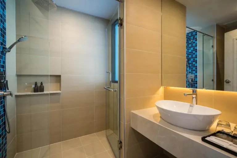 Meuble vasque et espace douche au Seabed Grand Hotel Phuket à Phuket avec lavabo à poser et finitions modernes.