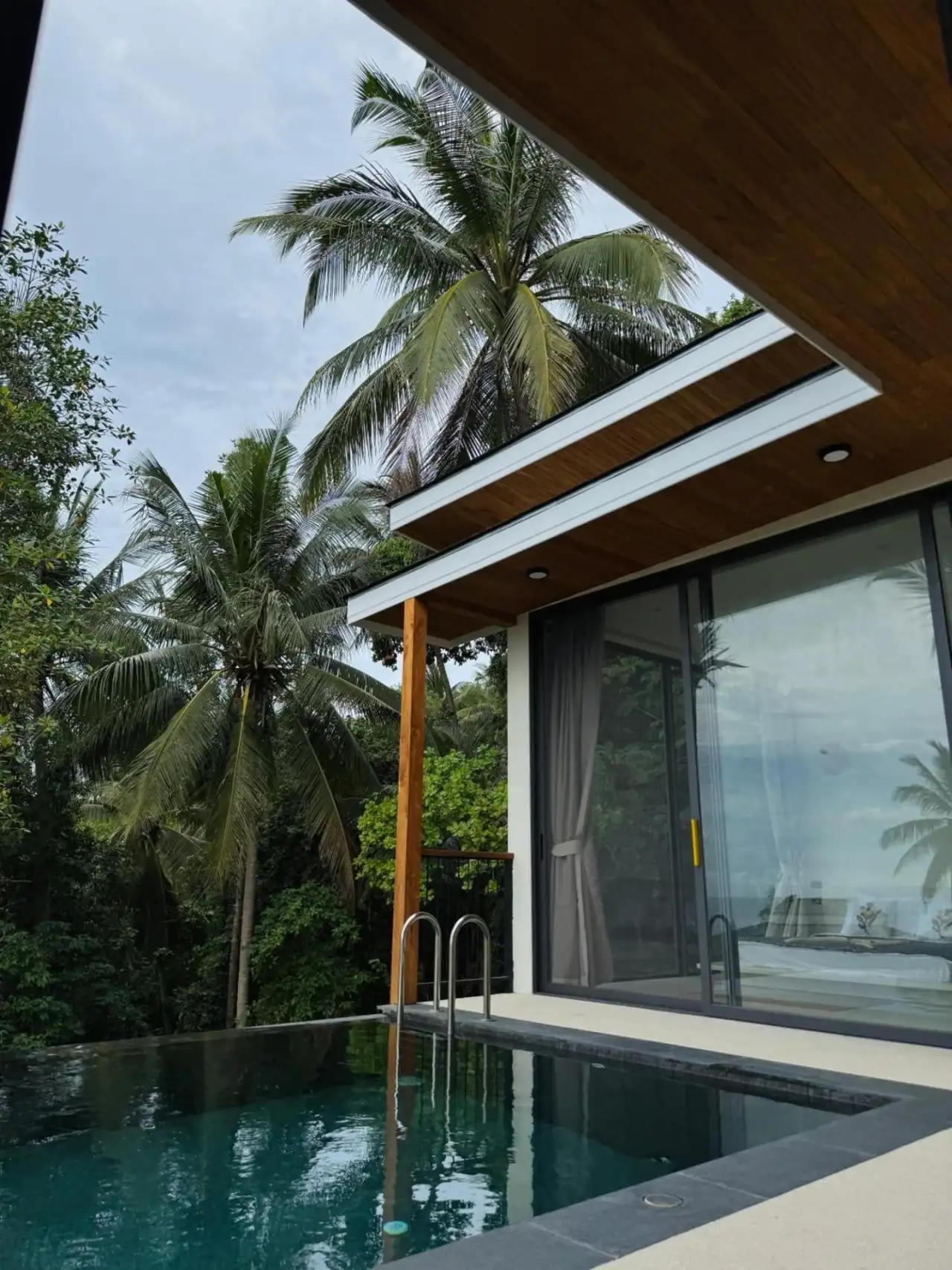 Pool von Seaview Villa Ganesha, umgeben von Palmen