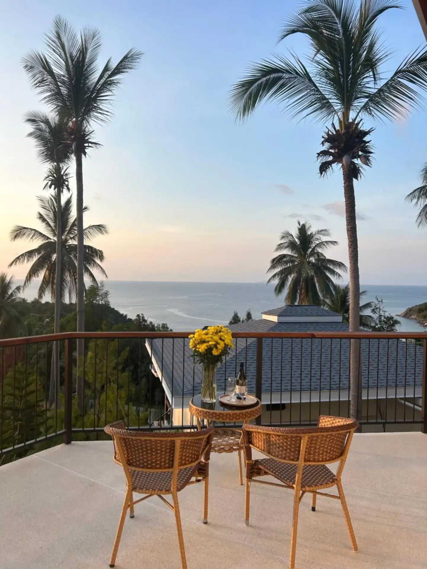Terrasse von Seaview Villa Ganesha mit Sitzgelegenheiten und Meerblick