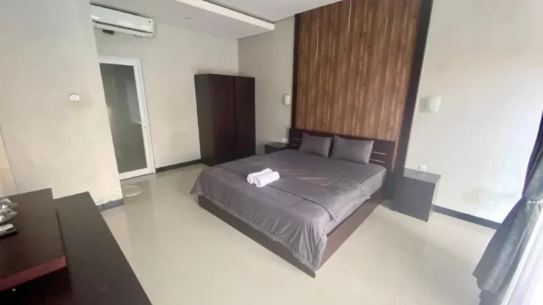 Chambre contemporaine au Semilang House à Bali avec des ambiances confortables