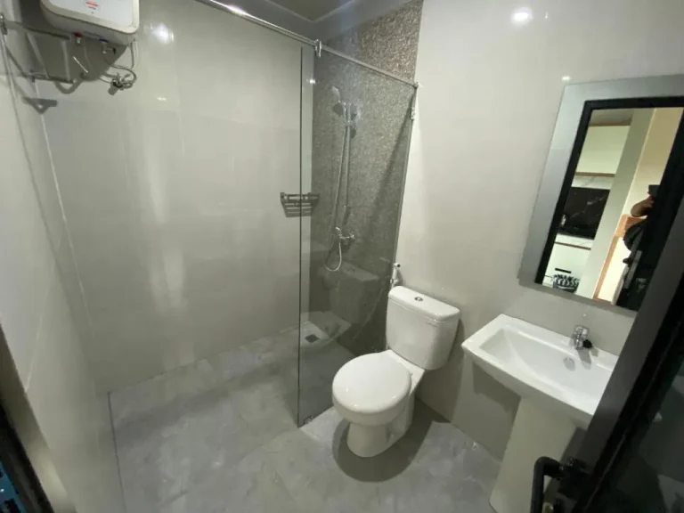 Salle de bain moderne au Semilang House à Bali avec douche en verre