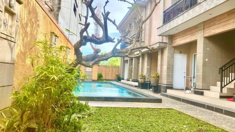 Espace piscine entouré de verdure au Semilang House à Bali