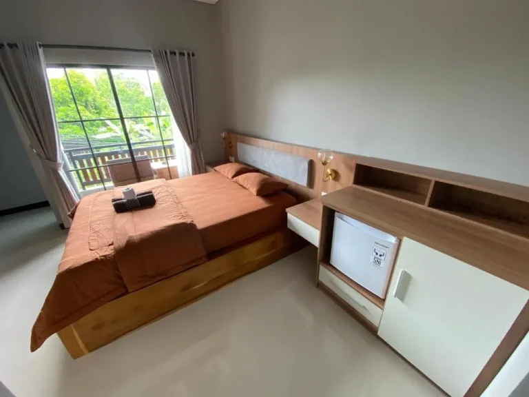 Chambre spacieuse au Semilang House à Bali mettant en avant un design minimaliste