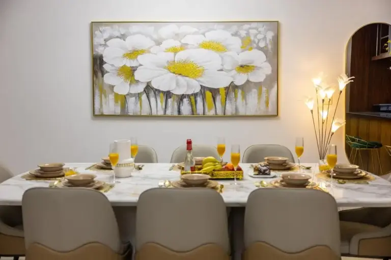 Table de dîner décorative avec des fruits dans l'hôtel Serene 2BR Burj Khalifa & Fountain View
