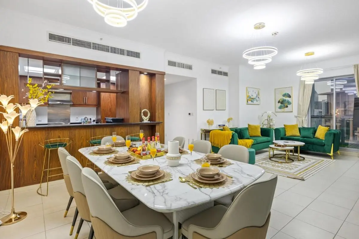 Salle à manger avec cuisine moderne dans l'hôtel Serene 2BR Burj Khalifa & Fountain View