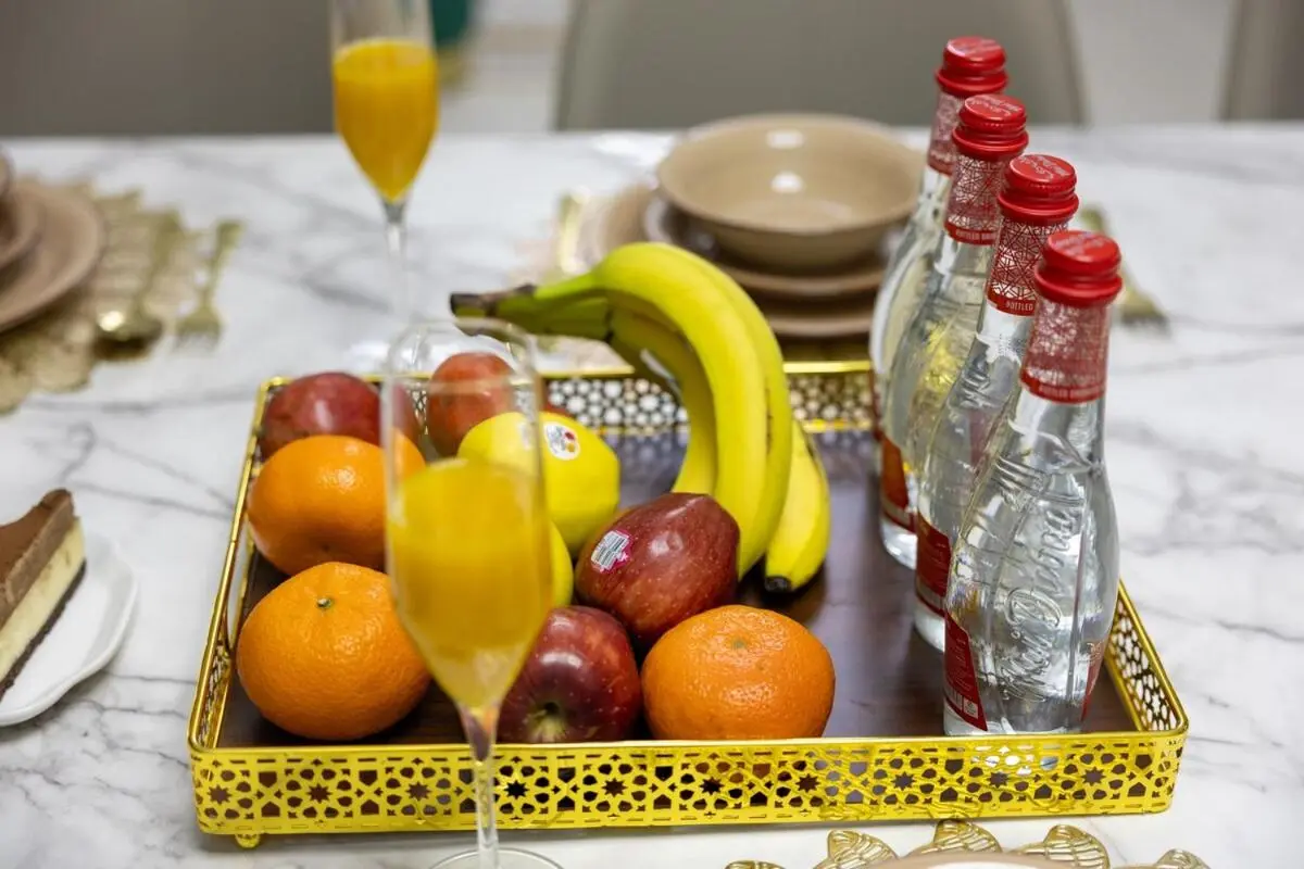 Présentation de fruits et de boissons dans l'hôtel Serene 2BR Burj Khalifa & Fountain View