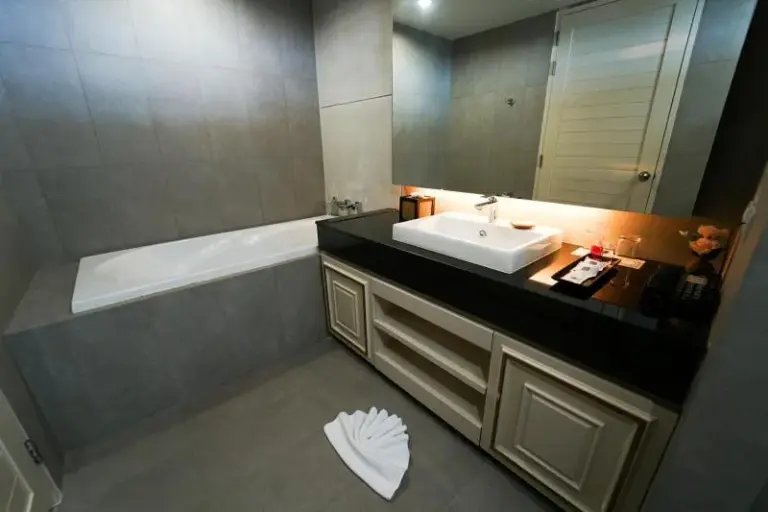 Serene Phla Resort and Restaurant in Rayong bathroom with soaking tub and vanity sink